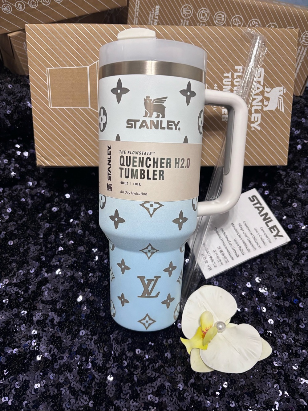 Light Blue and White Patterned Quencher H2.0 Tumbler
